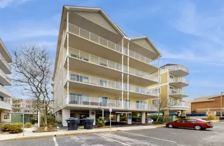 Wheelchair Accessible and Free Parking - Spacious Coastal Haven