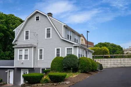 Enchanting Hidden Door Escape Отели в г. Уэйкфилд