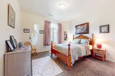 Upstairs Apartment with River Views, Free WiFi, A/C, & Beach Nearby Hotel a Florence