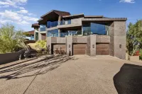 Panoramic Desert Views and Sparkling Pool - Stunning Architectural Retreat
