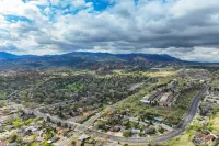 Peak View Palace- Mountain Views, Fire Table & Private Fenced in Yard