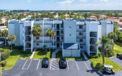 Escape to Paradise- Short walk to Jupiter beach Hotels near DuBois Park