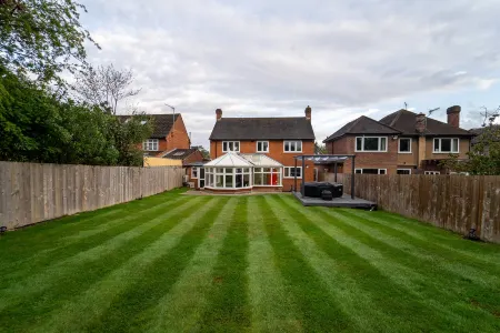 Luxury Retreat, Hot tub,  SK Massage Bed & Tesla