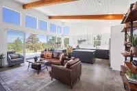Spectacular Smith Rock Views on Property - Quiet and Modern w/ King Beds