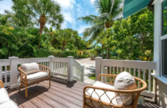 Charming Oasis with Heated Pool and Tropical Decor - Delightful Hideaway
