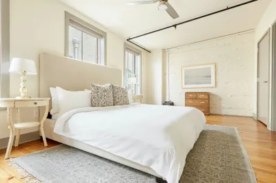 Sonder the Broughton Apartments Historic District 치페와 스퀘어 주변 호텔