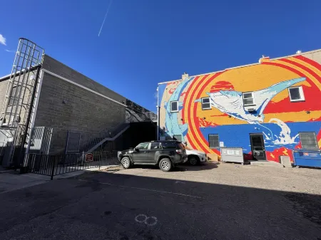 Pine Street Loft –Just Steps from Old Town Square!