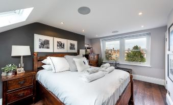 Luxurious Wandsworth Home Close to Putney Heath by Underthedoormat