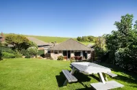 Dean Court Garden - Parking - by Brighton Holiday Lets