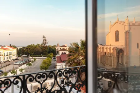 Heaven Inn Suites & Terrace Отели рядом с достопримечательностью «Chapel of Bones (Évora)»