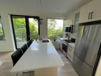 Sunny Modern Oasis in Portland’s Trendy East End ポートランドのホテル