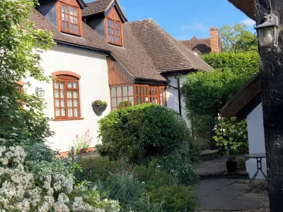 Heron View Riverside Retreat in Peaceful Rural Hamlet near Roman Town, Alcester Longbarn Village 주변 호텔