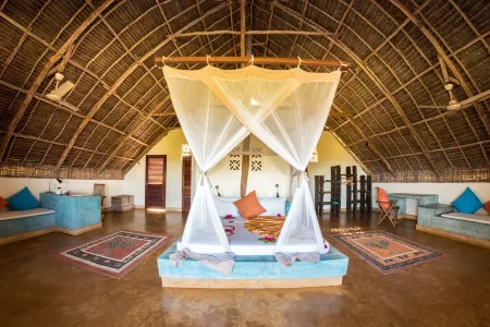 Sunshine Marine Lodge Отели рядом с достопримечательностью «Мнемба»