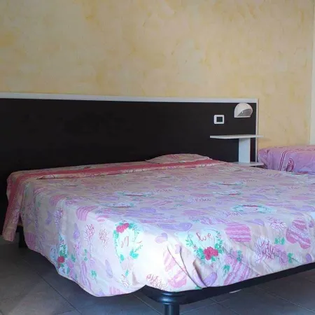 Room-Spacious Double Room a Stone Throw