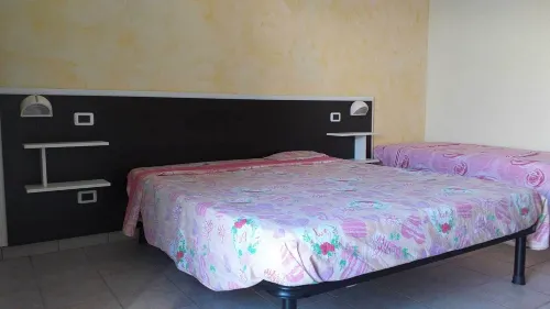 Room in B&B - Spacious Double Room a Stone Throw from the Sea Hôtels à : Pineto