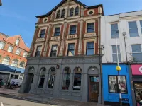 Gorgeous Comfortable Apartment on the High Street Hotels in Town