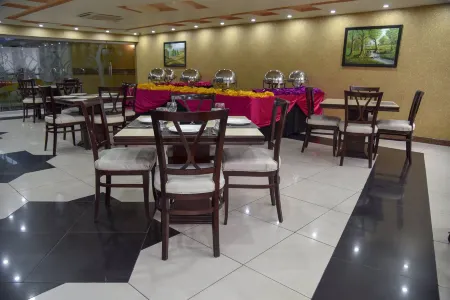 Aleena Hotel Отели в г. Гуджранвала