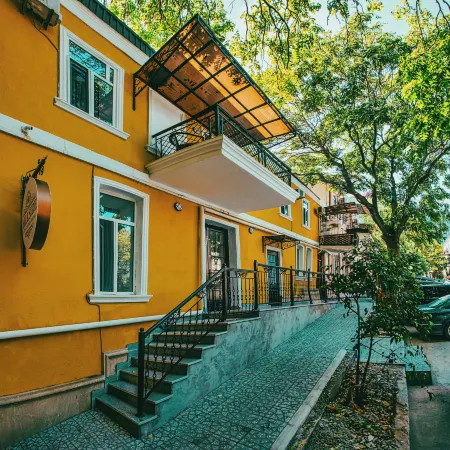 Hillside City Center Hotel Отели рядом с достопримечательностью «Нагорный парк»
