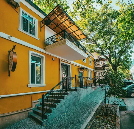 Hillside City Center Hotel Отели рядом с достопримечательностью «Площадь Фонтанов»