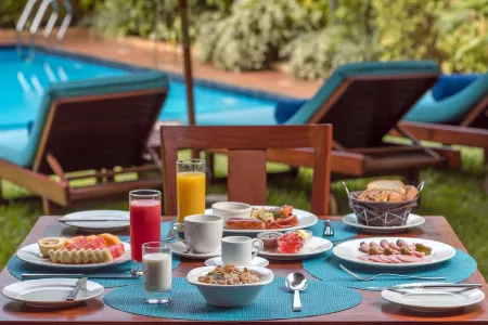 Sea Cliff Court Hotel & Luxury Apartments Отели рядом с достопримечательностью «Коко Бич»