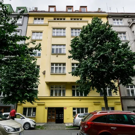 Flying Bed Apartment Close to Prague Castle and Airport Отели рядом с достопримечательностью «Дейвице»