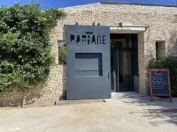 Logis Nimotel Hôtel Cosy Các khách sạn gần Esplanade Charles-de-Gaulle