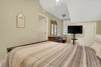 Stunning Lakefront Sanctuary: Your Perfect Getaway Hotels near Walmart Supercenter