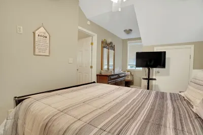 Stunning Lakefront Sanctuary: Your Perfect Getaway Hotels near Walgreens