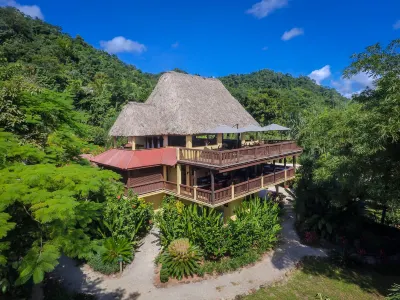 Sleeping Giant Rainforest Lodge Hotel di 