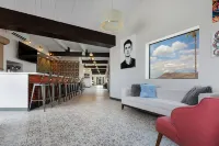 Hotel McCoy - Art, Coffee, Beer, Wine - bar