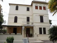 Villa Pina Senigallia a 1 min dal mare con giardino e parcheggio Hotel a Senigallia