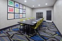 Holiday Inn Express & Suites Tulare Hotels in Tulare