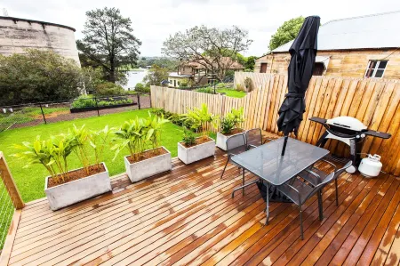 Cockatoo Island Accommodation Отели рядом с достопримечательностью «Кларкс Пойнт Резерв»