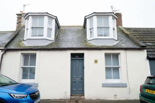 Coorie by the Coast, Direct Beach Access Getaway - Arbroath