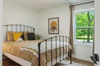 Lake Daze by AvantStay Lakefront w Modern Interior Enclosed Porch Hot Tub Hotels in Coolbaugh Township