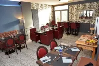 Cafe de Paris Hotels in Figeac