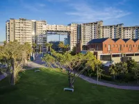 Manhattan Luxury Apartments โรงแรมในเซ็นจูรี ซิตี้