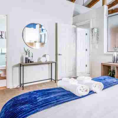 100 Year-Old Historic Brick 2Br Loft & Large Patio & Hammocks & High Ceiling Rooms