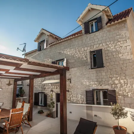 Tinel Longo, Holiday Home for up to 8, City Center, BBQ, Terrace