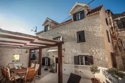 Tinel Longo, Holiday Home for up to 8, City Center, BBQ, Terrace Hotels in 