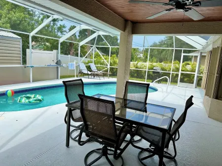 Pool Retreat & Minutes to the Beach! Отели в г. Себастиан