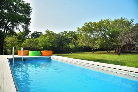 Funky Leopard Safari Lodge Bordering Yala National Park