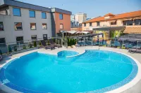 Cosmopolitan Hotel & Wellness - Pools
