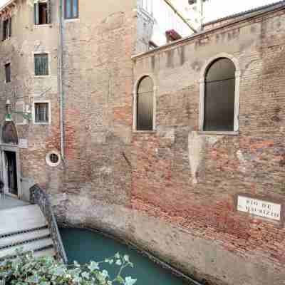 Stunning Modern Apartment in the Heart of Venice Others
