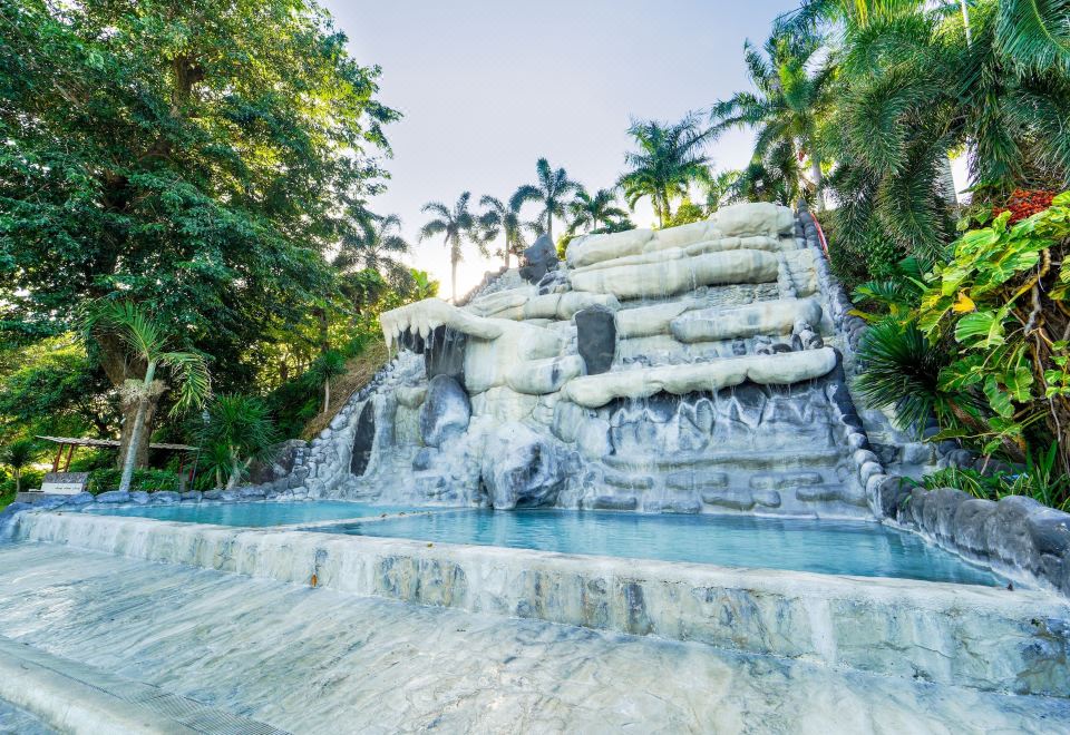 솔 이 비엔토 리조트의 야외 온천 풀 모습