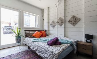 Melbourne CBD-private rooms guests Hse.