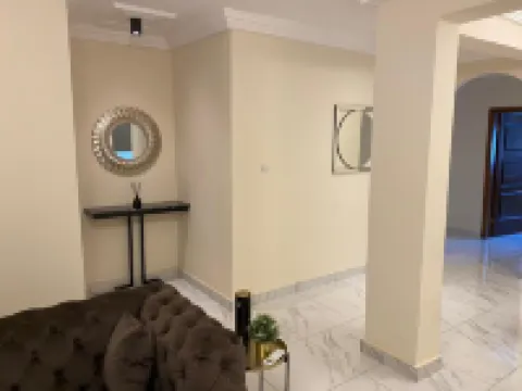 3 Bed Apartment Sleeps 6 - Parking Patio Wifi