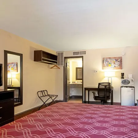 Econo Lodge Inn & Suites