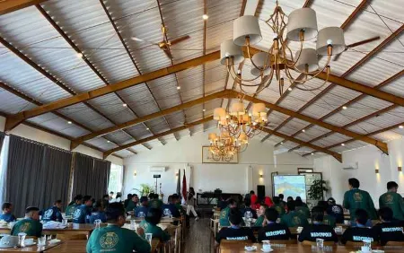 Atsari Hotel Parapat Отели рядом с достопримечательностью «Pantai Bebas Parapat Danau Toba»