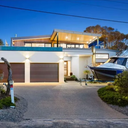 The Ocean s Edge   Luxury Entertainer with Views